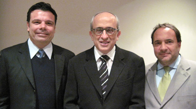 Na home, o presidente da Avianca Brasil, José Efromovich, e o diretor executivo da aérea, Renato Pascowitch; aqui, a dupla com o diretor do banco Panamericano, Elinton Bobrik