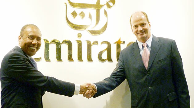 Na home e aqui, o gerente de Cargas da Emirates, Dener Souza, e o diretor geral da companhia para o Brasil, Ralf Aasmann