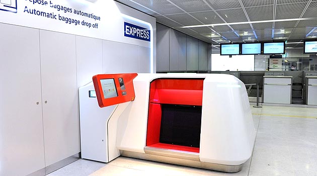 A máquina em teste no aeroporto Paris-Orly: 30 segundos para despachar uma mala (foto divulgação)