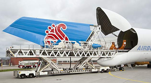 Cauda de um A380 da China Southern Airlines chega para montagem final na fábrica da Airbus de Toulouse, em 2010