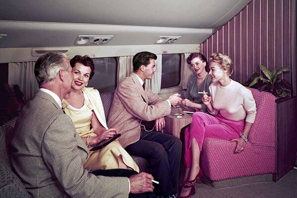 Aviação , "É proibido fumar nas dependências do avião". Não nos anos 1960 (Divulgação/Airline Ratings)